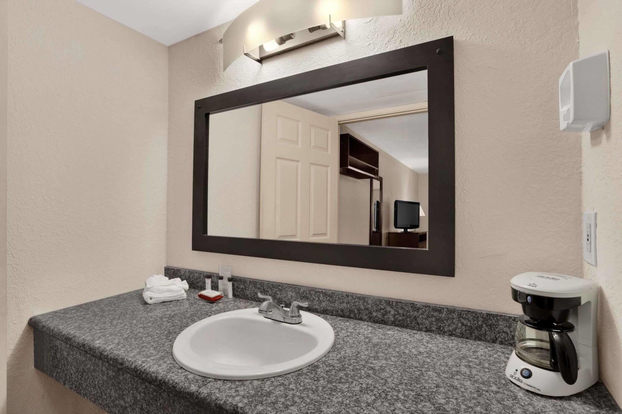 Ramada Limited Clearwater Hotel And Suites Dış mekan fotoğraf